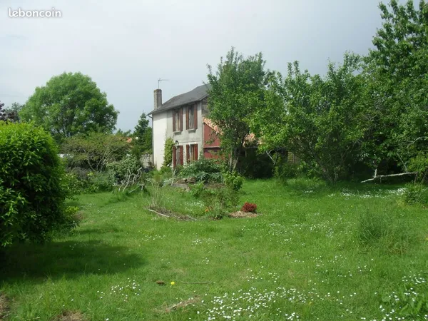 Sur terrain sans vis à vis ,maison en pierre ains qu '1 petit logement indépendant