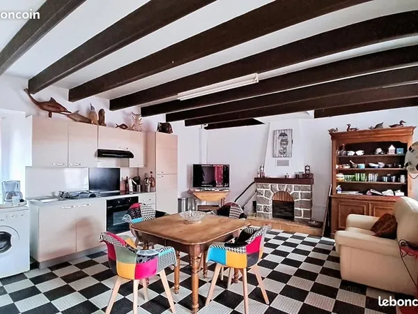 Belle maison de caractère en pierres (18ème siècle) exposée plein sud