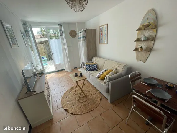 Studio 20m2 RDC terrasse au coeur de La flotte
