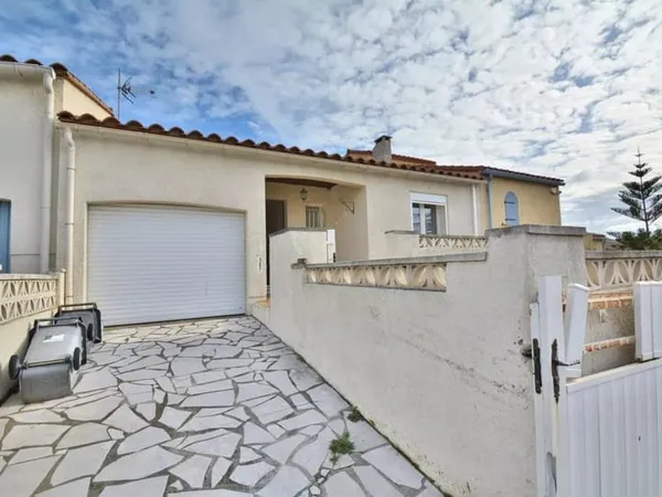 A VENDRE - VILLA TRAVERSANTE - PLAIN PIED - 3 PIECES - GARAGE -