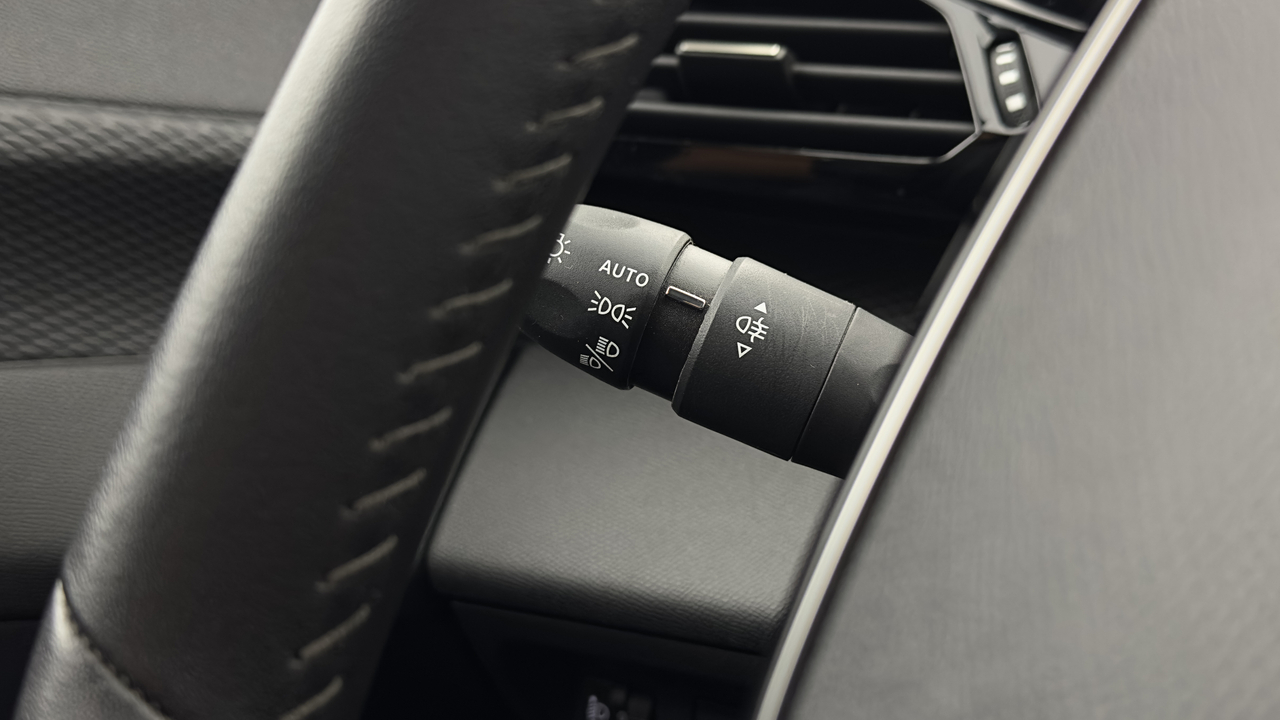 Peugeot 308 SW PHEV 180 e-EAT8 — photo 14