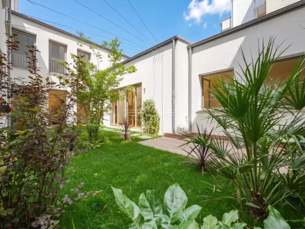 MAISON FAMILIALE AVEC JARDIN. CALME ABSOLU