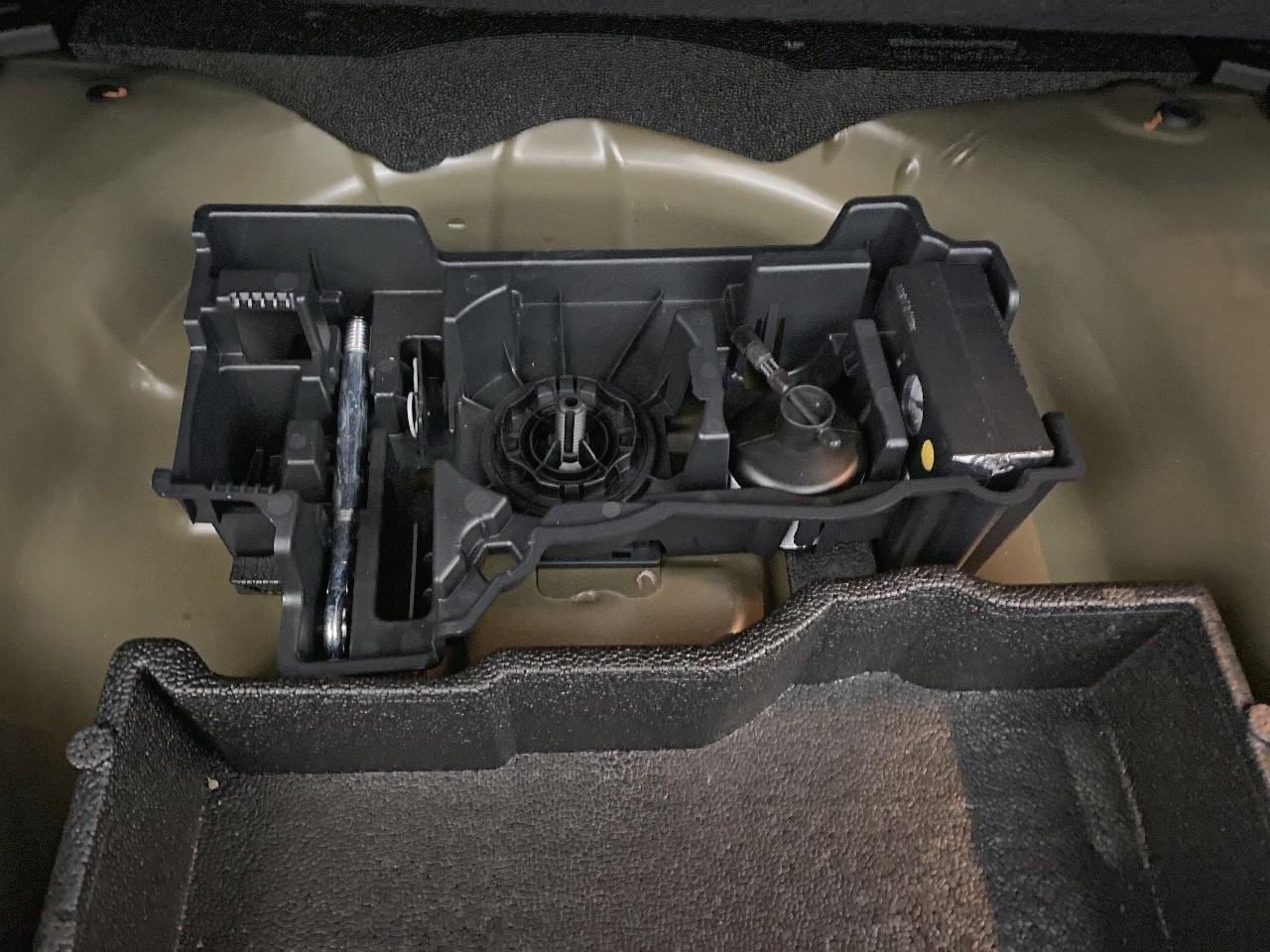 Peugeot 2008 turbo 100 ch bvm6 allure — photo 16