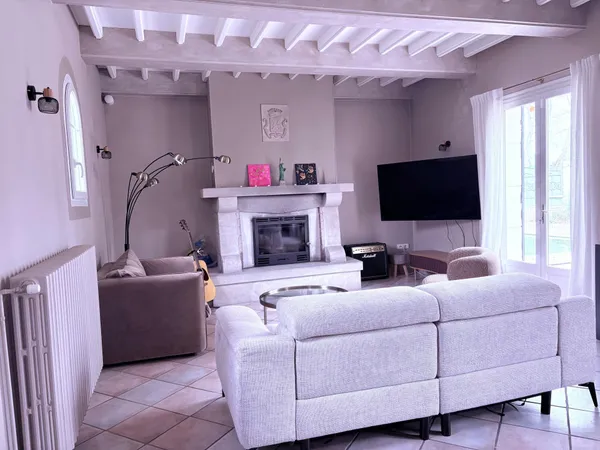 Villa de plain pied avec 5 chambres et une piscine sans vis à vis et au calme.