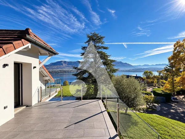 BIEN RARE À LA VENTE : APPARTEMENT T3 AU DERNIER ÉTAGE AVEC 4 TERRASSES, VUE PANORAMIQUE SUR LE LAC 