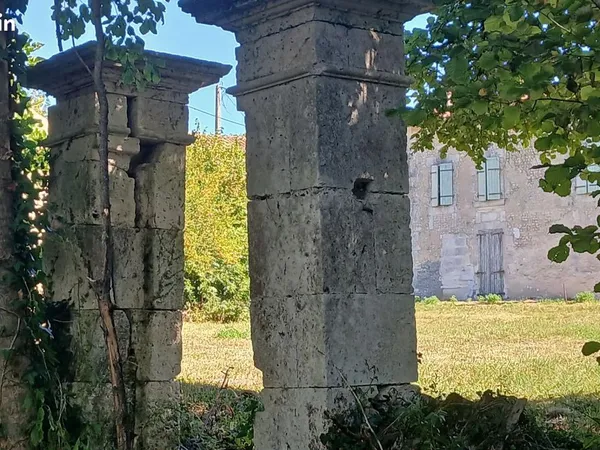 Maison à rénover, 8000 m² de terrain, source