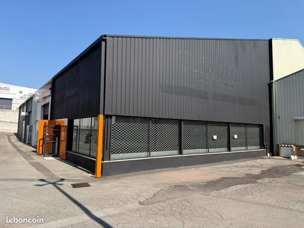 Local commercial 400 m2 (200 rdc +200 étage avec bureaux)