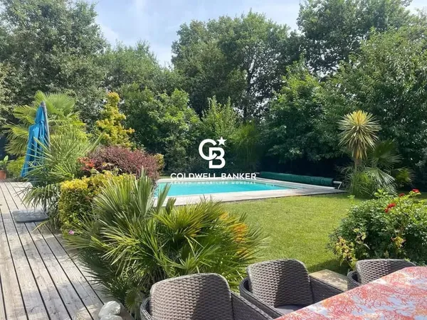 Maison familiale proche de tout, avec grand terrain et dépendances