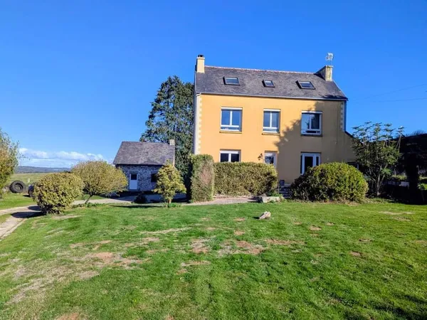 ? MAISON AVEC GITE, DEPENDANCE ET GRAND TERRAIN A CORAY