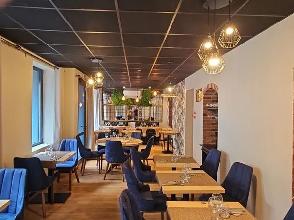 À VENDRE  MURS COMMERCIAUX D'UN RESTAURANT AVEC TERRASSES ET JARDIN  BOURGOGNE DU SUD