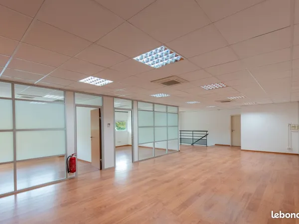 Local d'activité / Bureaux 5 pièces 152 m²