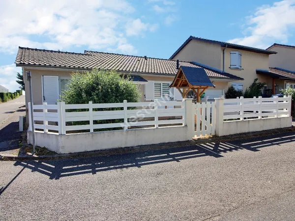 Maison de plain-pied avec garage, au calme, proche du centre d'Heyrieux