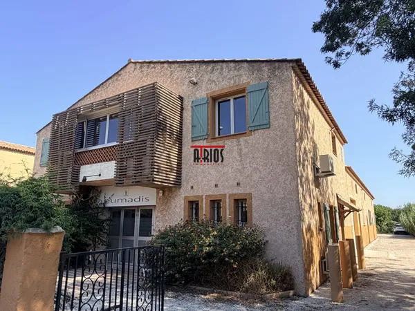 Local commercial 670 m²