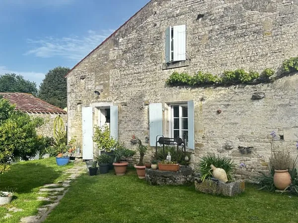 CHARMANTE MAISON EN PIERRE LE MAZEAU