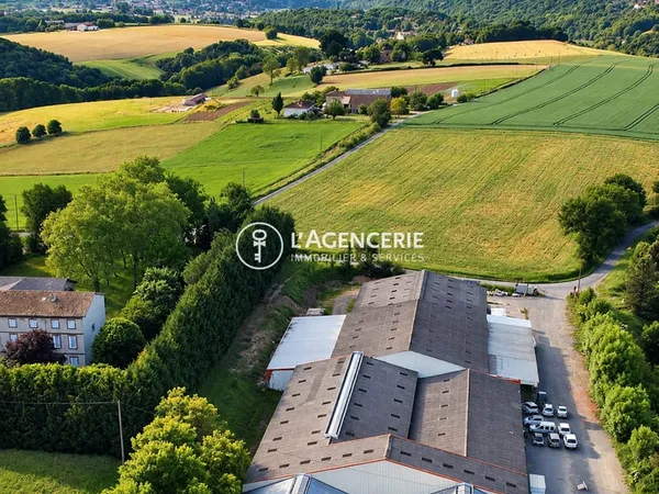 Ensemble immobilier type hangar partiellement loué