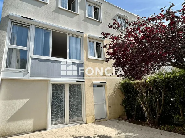 Appartement t4 en triplex avec jardin et place de parking