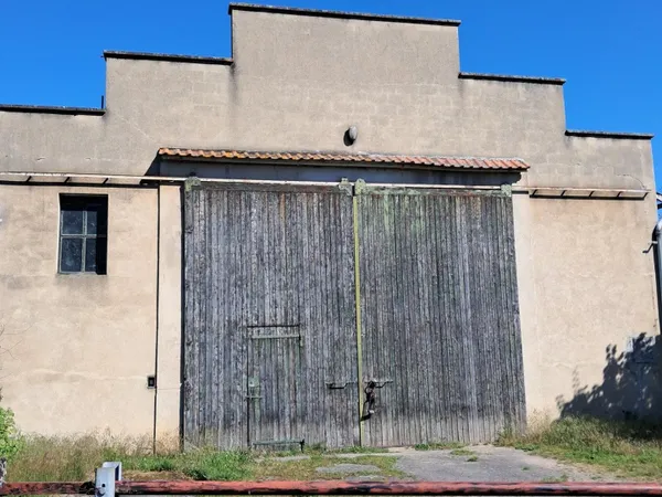 Garage/ Stockage 360 m² sur 715 m² de parcelle.