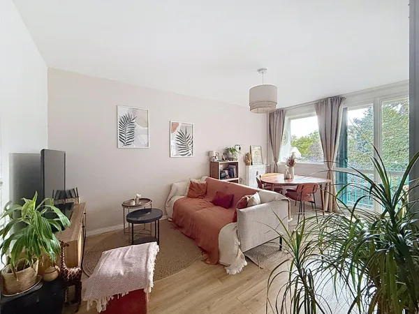 APPARTEMENT AVEC BALCON, PARKING ET 2 CAVES !