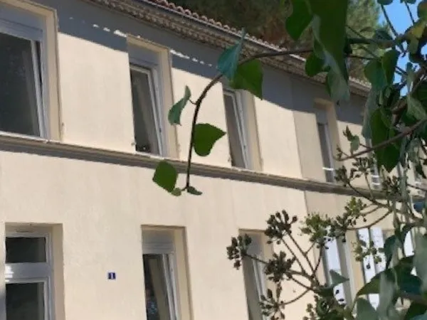 Belle opportunité , maison de ville bien située .