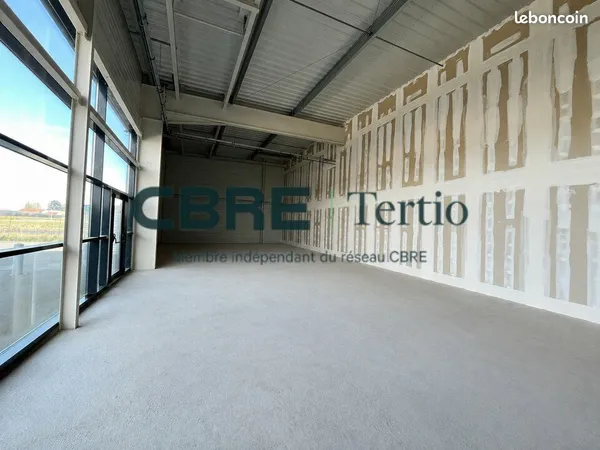 Local commercial 130 m² SAVIGNÉ-SUR-LATHAN