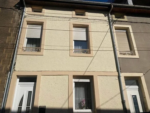 GRANDE MAISON DE VILLE AVEC COUR PRIVATIVE