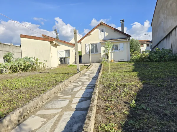 Deux maisons et dépendance sur 652 m2 à Villiers sur Marne