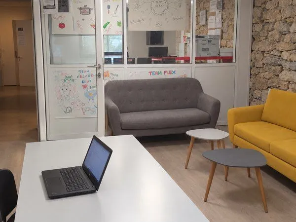 BOURGOIN-JALLIEU - LOCAL PROFESSIONNEL / BUREAUX - 80 m² - REZ-DE-CHAUSSÉE - PMR - GRANDE VITRINE