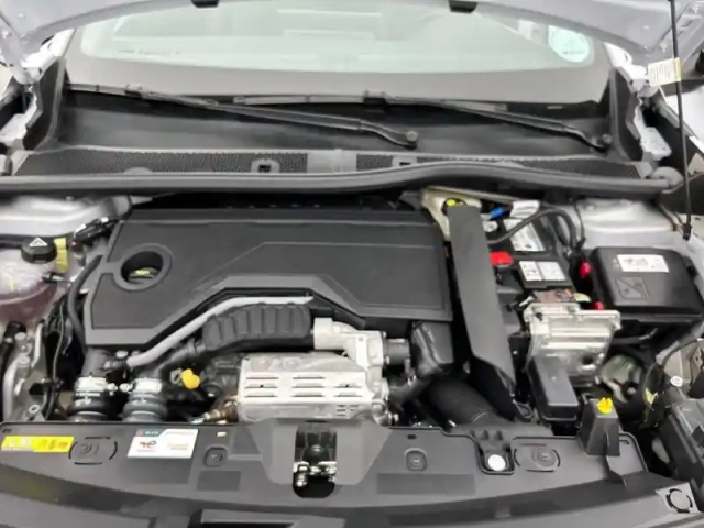 Peugeot 2008 hybrid 145 e-dcs6 — photo 31