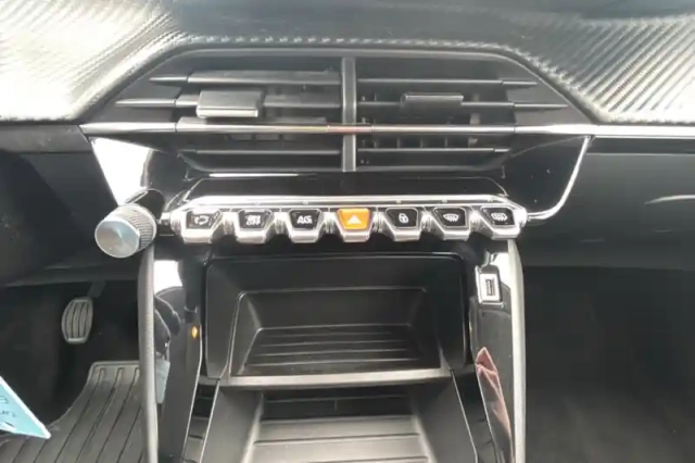 Peugeot 208 puretech 100 s&amp;s bvm6 — photo 19