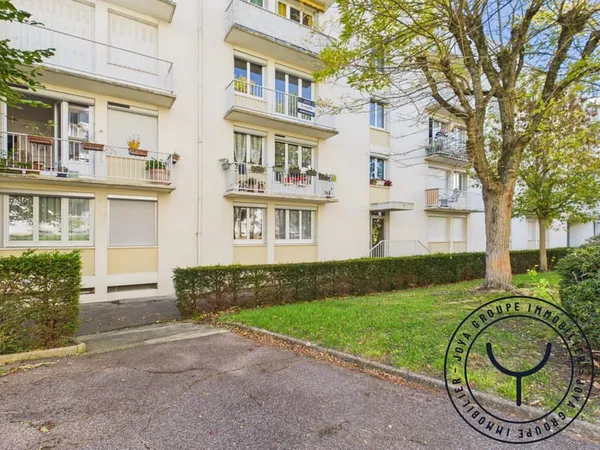 Joli appartement avec deux chambres et un grand séjour