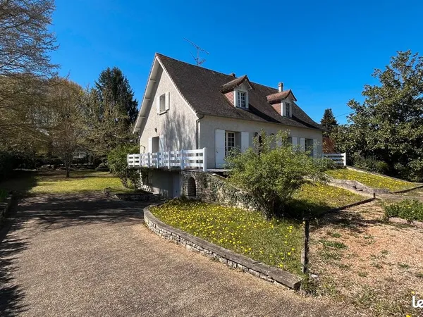 Maison Traditionnelle, très bonne qualité, 4 chambres, grand-sous-sol, et superbe terrain