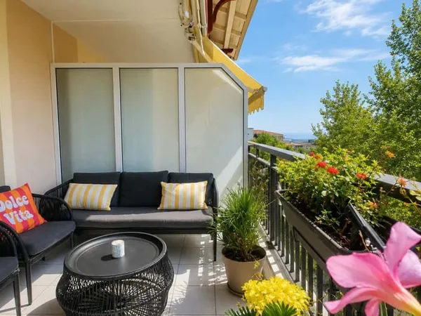 3 PIECES - DERNIER ETAGE - PISCINE