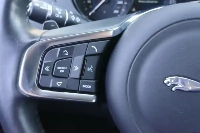 Jaguar F-Pace 2.0 d - 180 ch awd bva8 — photo 29