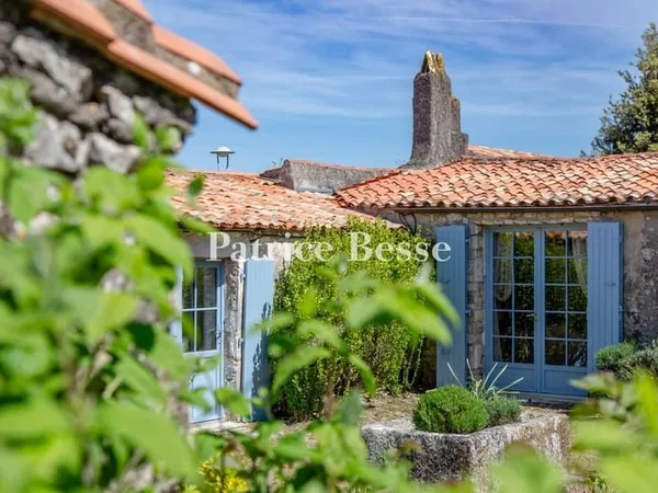 À La Flotte, un ancien hameau paysan du 18e s. avec plusieurs habitations autour d'un jardin arboré