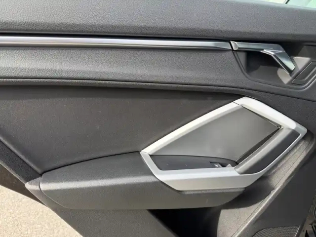 Audi Q3 35 tfsi 150 ch — photo 24