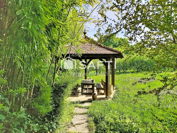 Maison avec sous-sol complet et grand terrain arboré