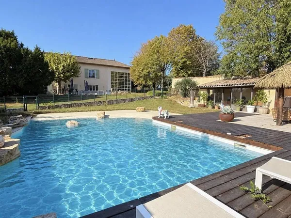 Maison 11 pièces 376 m²