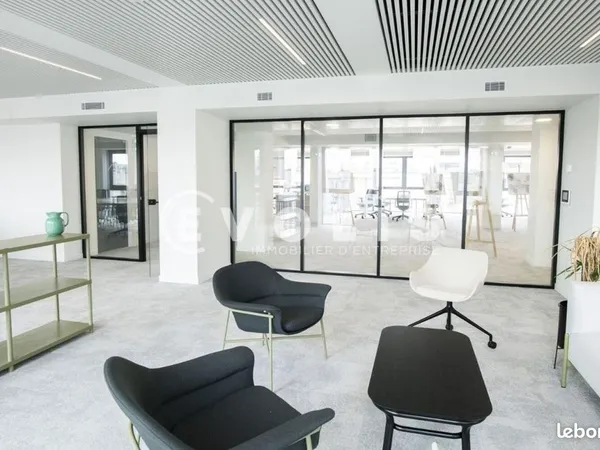 Bureaux 4 438 m²