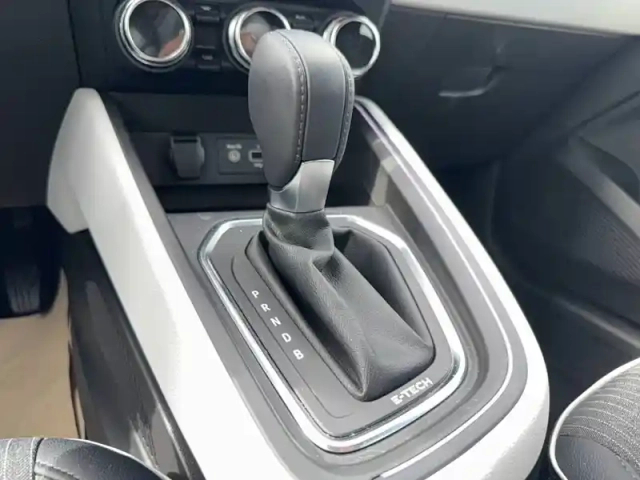Renault Clio e-tech 140 - 21n — photo 12