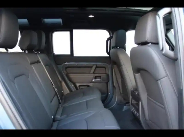 Land Rover Defender 110 2.0 p300e phev x-dynamic se — photo 23