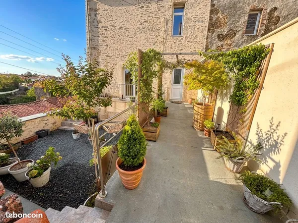 Maison rénovée avec cour et terrasse - 80 m² - Vihiers (49310)