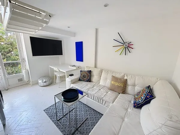 STUDIO AVEC MEZZANINE