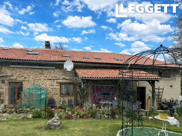 Cette charmante propriété est située dans la paisible commune de Saint-Auvent (87310), en Haute-Vien