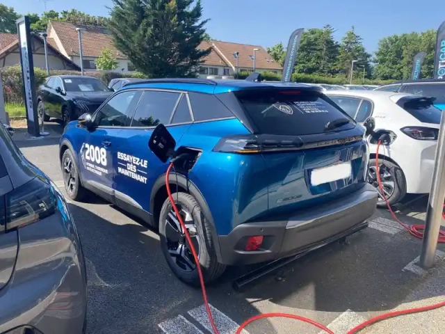Peugeot 2008 electrique 54 kwh 156 ch — photo 37