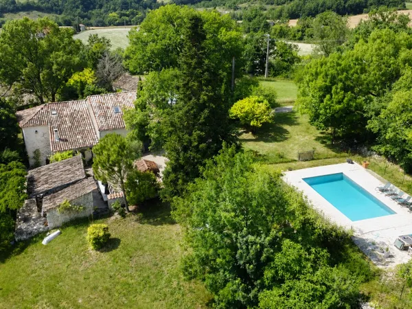 Ensemble de prestige en pierre sur 1,2 hectare avec piscine