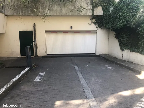 GARAGE FERMÉ 12 m² - 2e SOUS-SOL - TONKIN / CHARPENNES - VILLEURBANNE