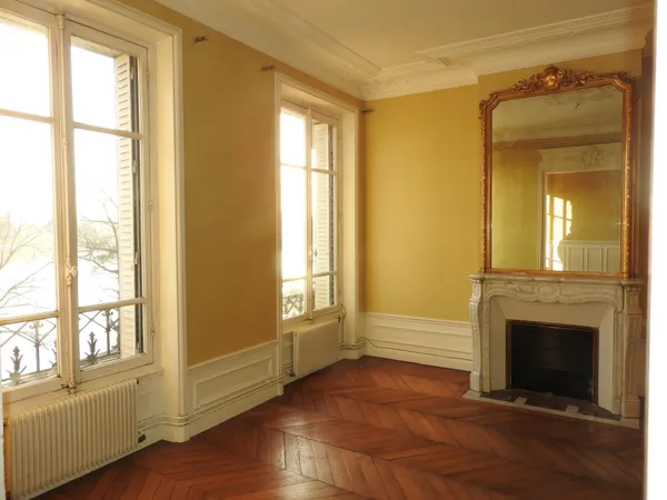 MEULAN CENTRE, Appartement haussmannien 3 chambres de 98 m2 , très lumineux avec vue SEINE