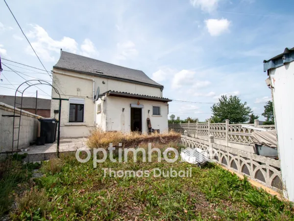 Maison divisée en deux logements avec garage et jardin