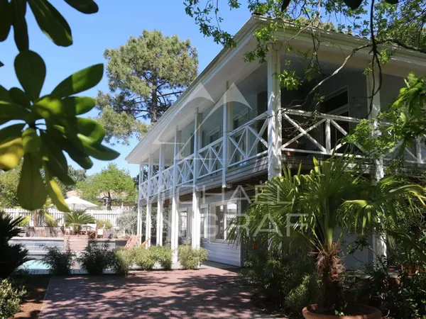 Maison 9 pièces 300 m²
