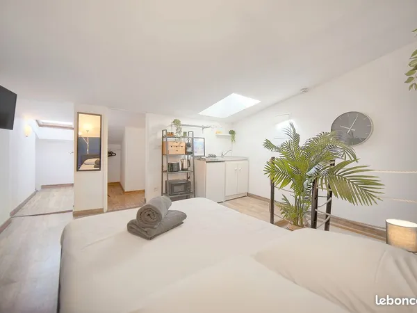 Studio meublé 22m² - Grasse centre / Place aux Aires - Lumineux